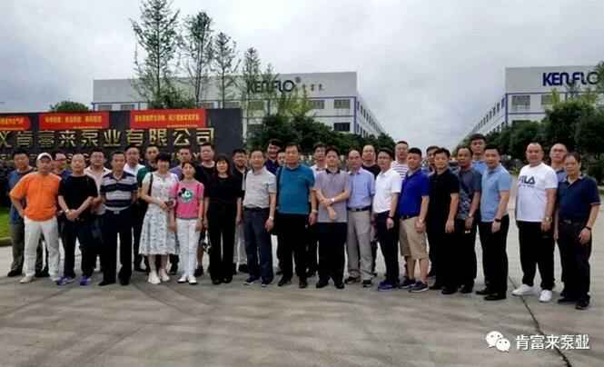 与会人员在遵义乐鱼官方站在线登入-乐鱼(中国)有限公司大门口合影留念
